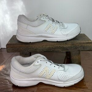 Women’s white new balance 411v2 gym shoes/sneakers. Size 8. EUC.